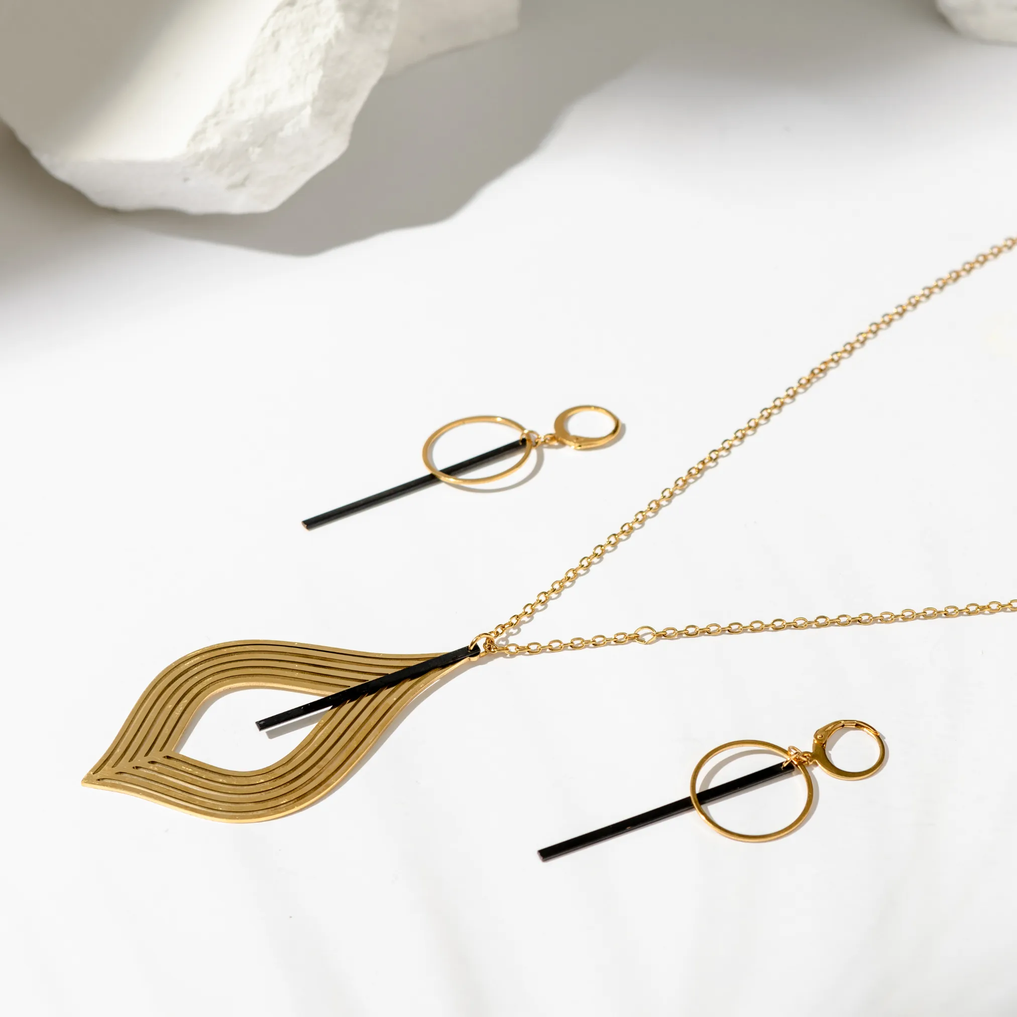 Waterproof "Imperméable”  Mixed Metal Polished Gold and Black Bar Leverback Earrings